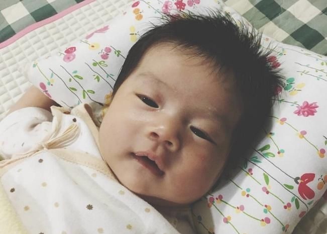 行为|宝宝睡觉时发生这3种行为,父母要注意了:娃想要睡枕头了!