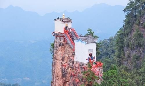 石柱|靠四根石柱撑起的道观，建于1660米悬崖上，历经500年不倒