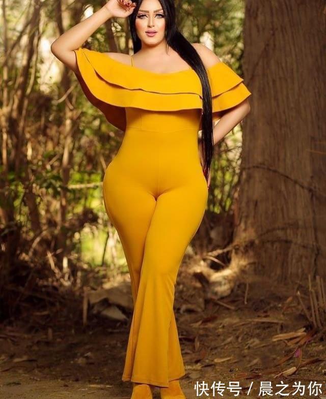 萨尔玛希米|埃及180斤特型模特，敢于在金字塔前自拍写真，身材曲线曼妙有致