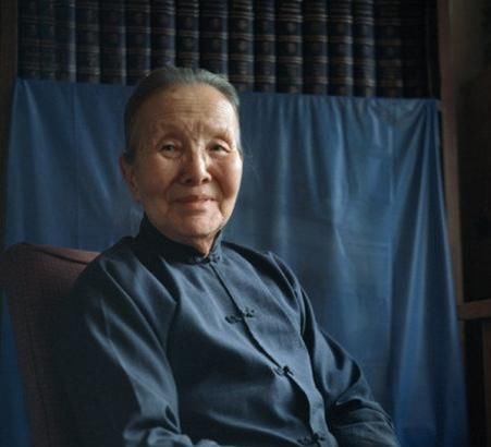 冰心做错了什么?为何孙子要在她墓碑上泼红漆,还写“枉为人表”