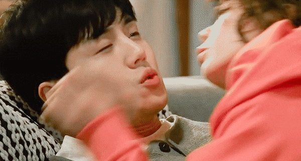 洪班长|《海岸村》金宣虎7吻戏都被亲!喝醉被申敏儿亲&路边被文佳煐亲