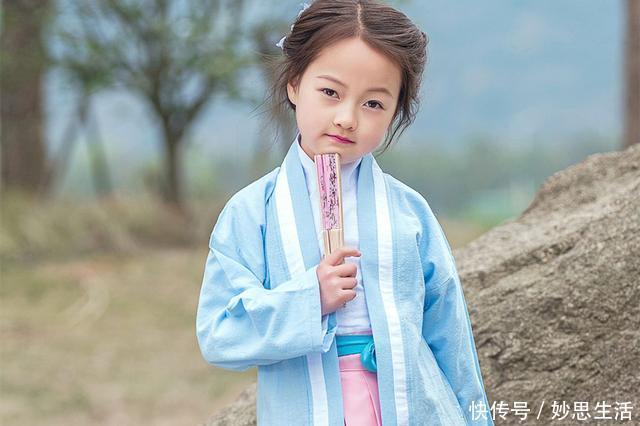 打扮|奶奶送孙女去幼儿园,孩子的打扮“引热议”,网友:走错地方了吧