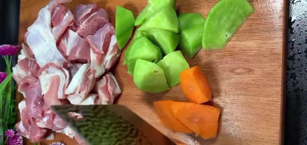 红焖羊肉的做法，肉质酥烂香膻味全无，真正融合南北人的口味