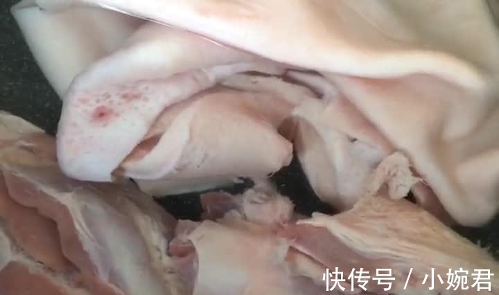 猪皮|熬猪皮冻时, 仅用猪皮已过时, 多放1样东西, Q弹爽口肉香味足!