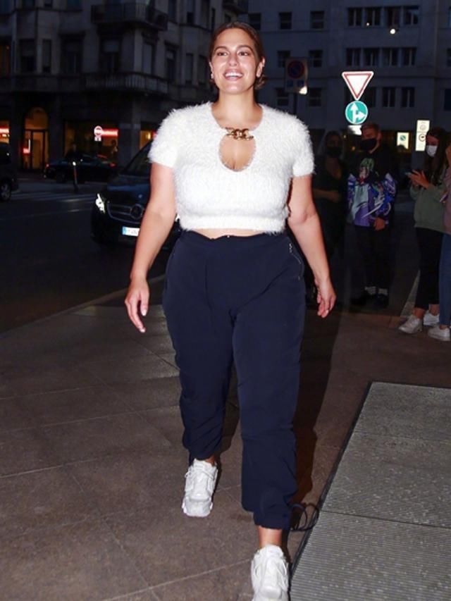 微胖|真给微胖女孩争气180斤超模亮相街头,穿衣自信大胆秀腰身