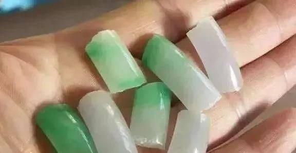 女子摔坏130万翡翠手镯,被店主要求索赔,最终却倒赚70万