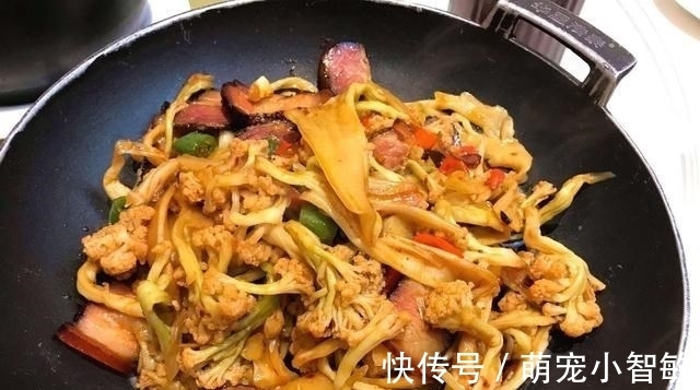 五一请外地朋友下馆子,14道菜花了900元,却被吐槽:太寒酸