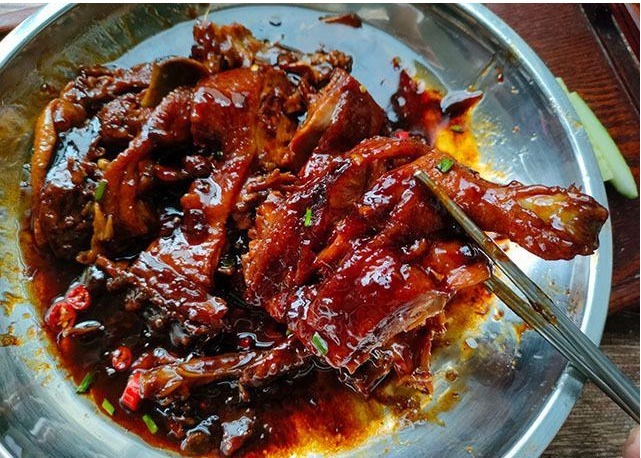 夏天少吃猪肉多吃,买来不切块,整个煎一煎,加料卤一卤,真香