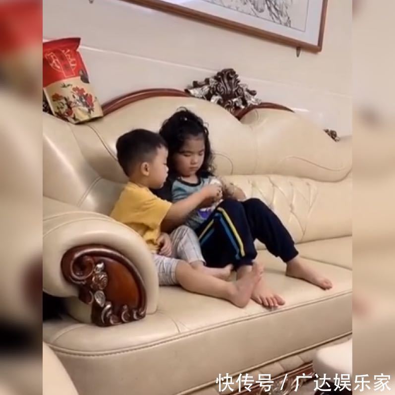 弟弟|弟弟贴心“伺候”姐姐喝酸奶,自己却卑微地舔瓶盖,网友太苦了