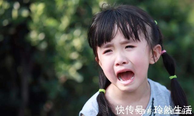 孩子|公交车上女儿突然喊脚疼,宝妈低头一看报了警,乘客称赞孩子聪明