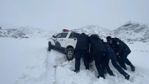 警察|暴雪致15名工人被困！警察背上物资徒手开路，救人！