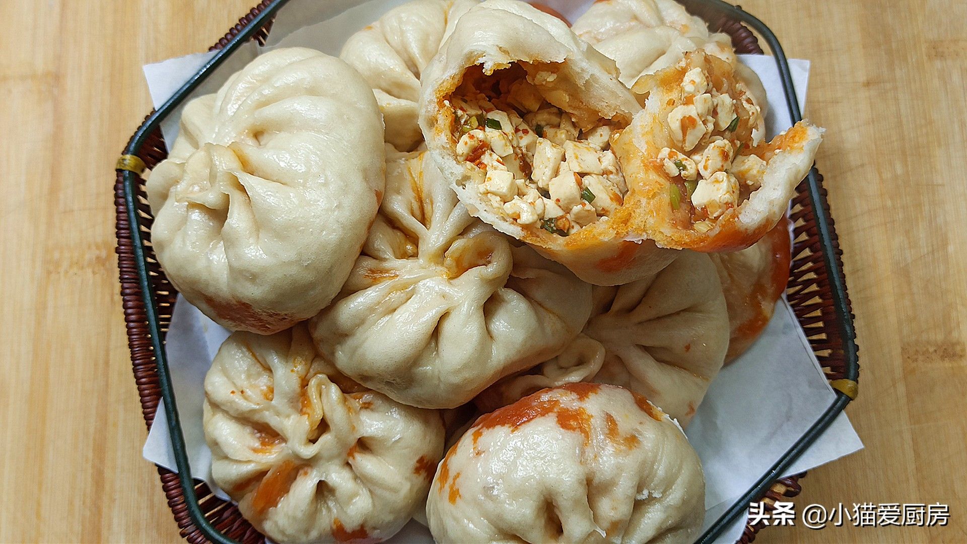 第一次用豆腐做包子,皮薄馅大香辣味美,比肉馅还香,好吃过瘾