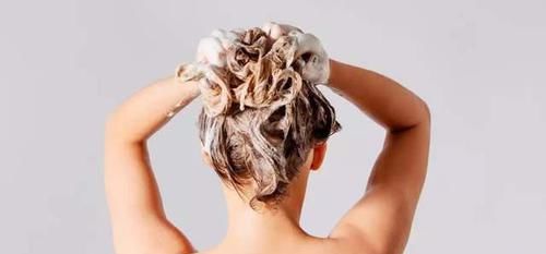 ?头发隔多久洗一次最好,很多人还不知道,难怪头发越掉越多