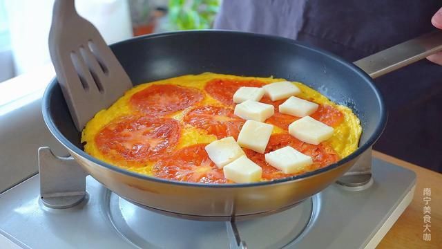 番茄鸡蛋饼|番茄和鸡蛋别只会炒着吃了，搭配一张手抓饼，10分钟做好营养早餐