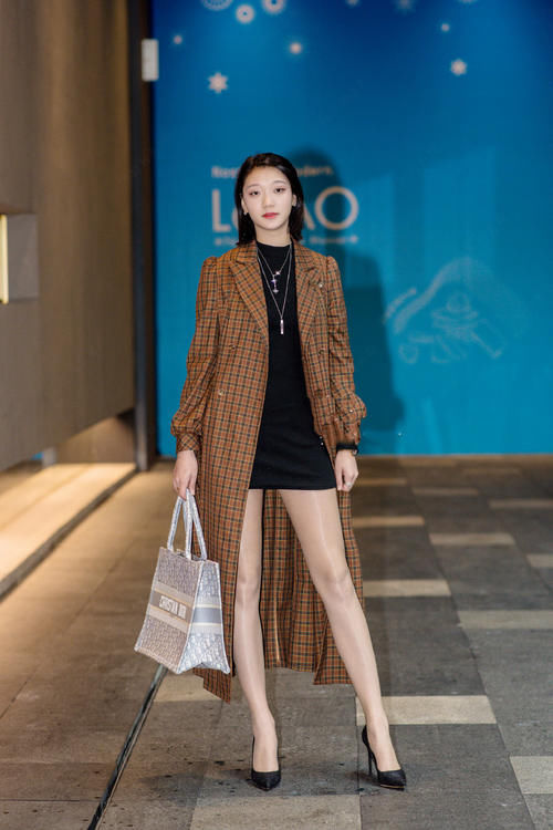 初春不一定要依赖彩色裙，黑色裙子选得好，打扮沉稳又年轻