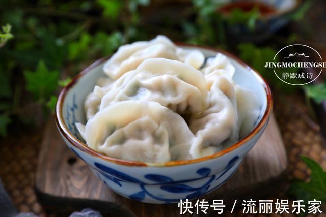 调韭菜馅儿时,只要记住调味顺序,韭菜就不会出水,饺子鲜汁四溢