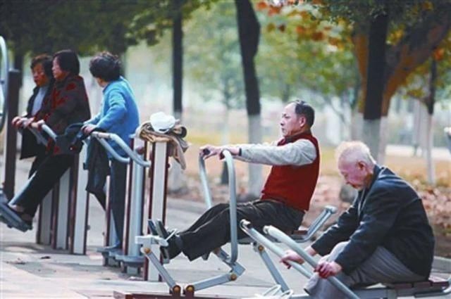 锻炼方式|大爷大妈为治疗颈椎病把头挂树枝上锻炼，跟随绳索摇晃！网友：确定老年人可以这么玩？