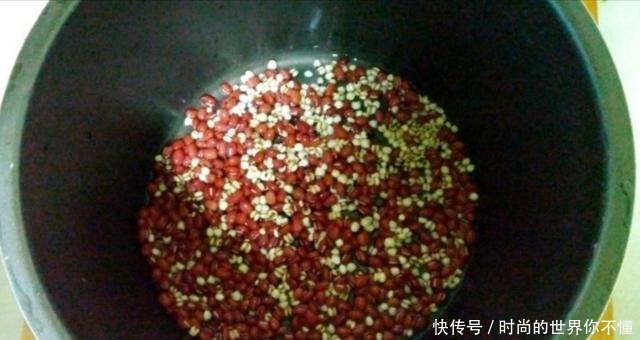 红豆和它一起煮,皱纹消失了,嘴巴不臭了,秀发慢慢变乌黑亮丽!