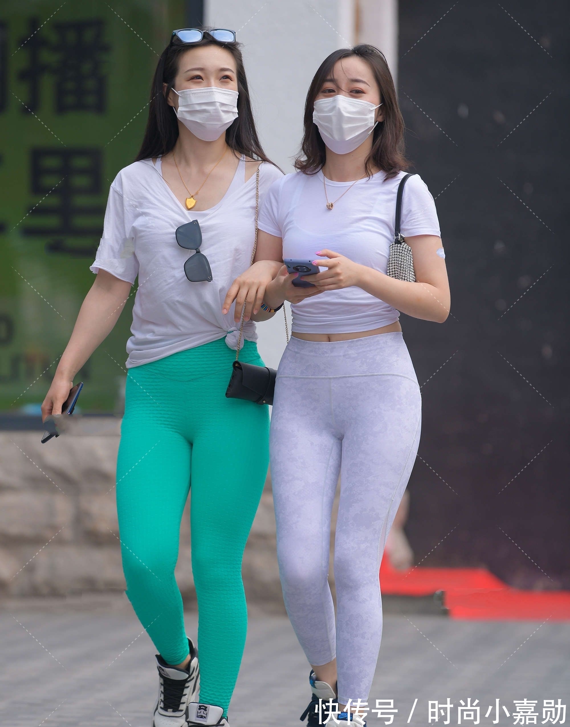 穿搭 白色动感套装简约时尚,大理石花纹打底裤有特点,穿搭舒适