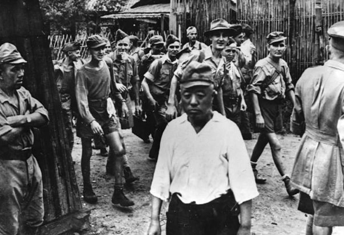 军国主义|二战日本战败士兵回家,妻子迎接方式令人心寒,士兵:不如战死