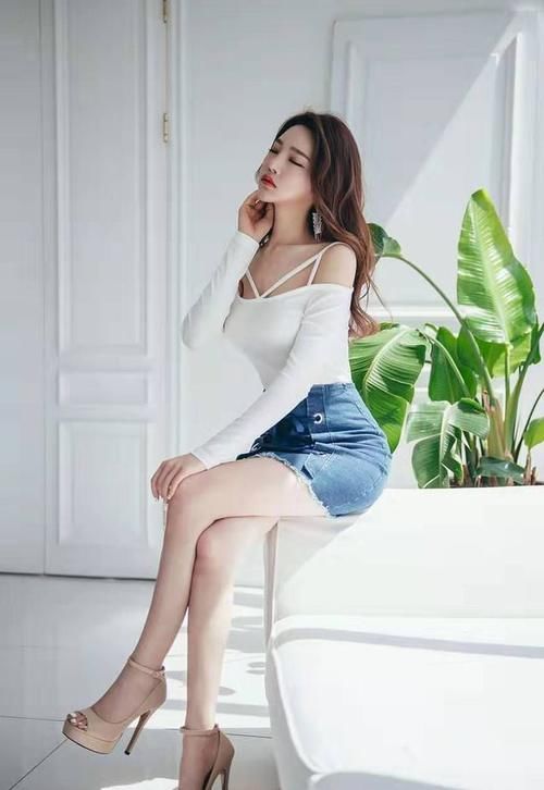 牛仔裙|展现魔鬼身材，成熟的白皙美女, 绑带牛仔裙这样穿才能更显女人味