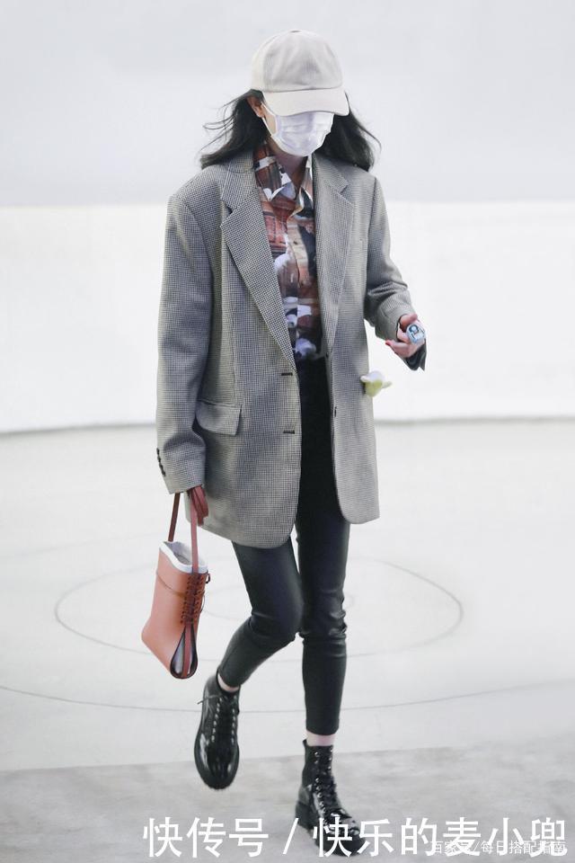 秋冬外套里面怎么穿建议试试这3件“内搭”，个性时髦又保暖