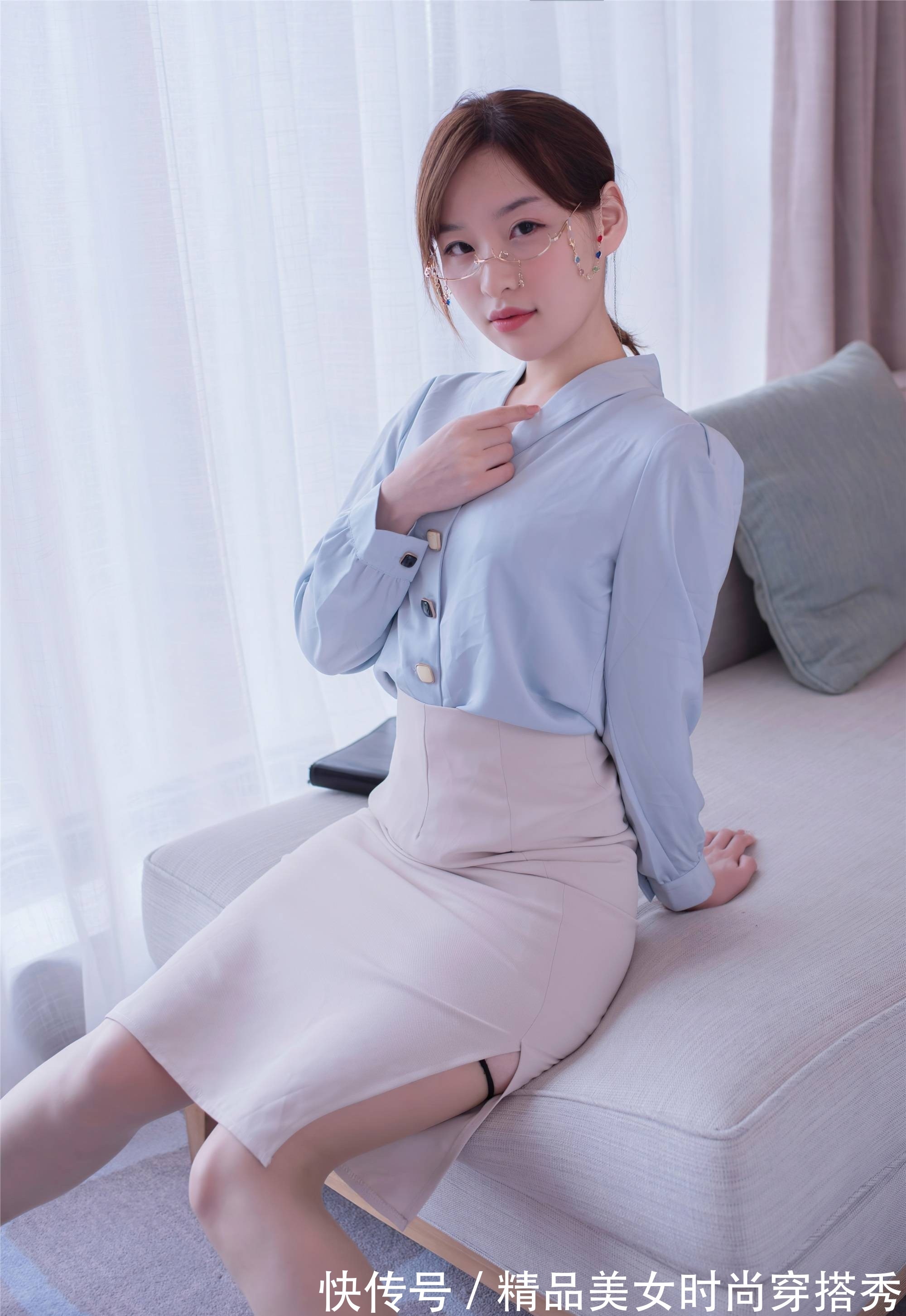 女性 浅蓝色衬衫搭配高腰半身裙,展现女性优雅的一面