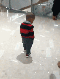 |搞笑GIF: 裤子突然破了个洞 机智的我想出了一个妙法