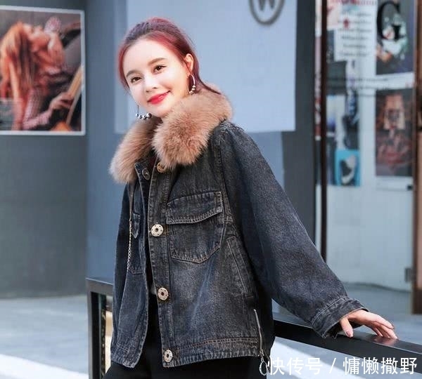 怕冷的女人别再穿羽绒服,如今流行:羊羔绒+萝卜裤