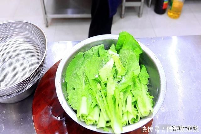 炒青菜时、最忌讳直接下锅炒牢记3个要点,青菜翠绿不发黑