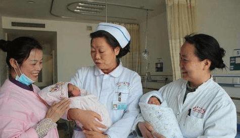 孩子|娃娃出生后只顾着笑,奶奶一巴掌将孩子打哭,医生却夸赞打得对