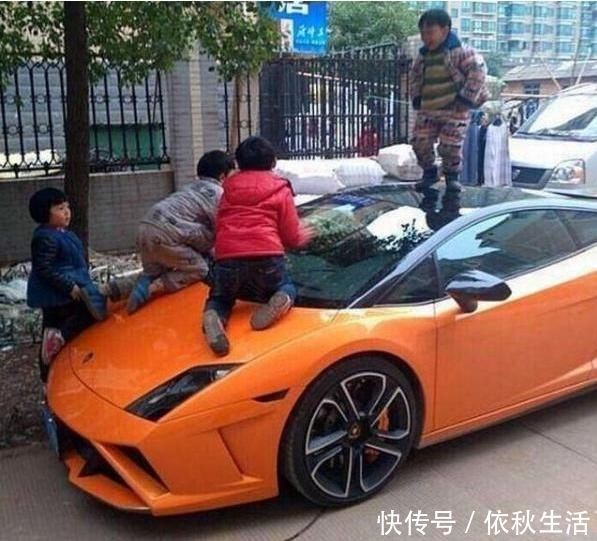 华人|儿子抢别人鸡排吃,妈妈一旁帮腔护短,女孩的回答让妈妈后背发凉