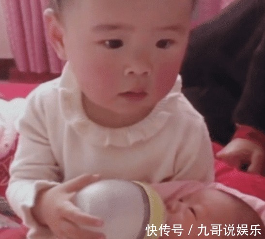 小小年纪|尿不湿界“混得最惨”宝宝喂奶火了,一声“唉”深藏了太多功与名