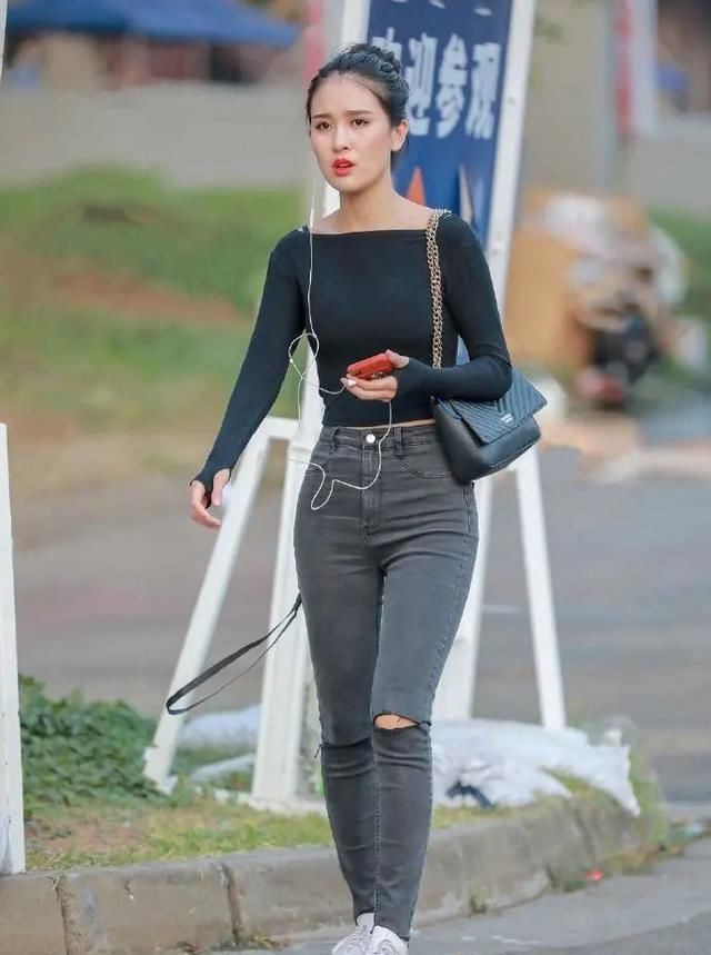 打底裤显瘦又性感，带来浓厚的女人魅力，不受条件限制