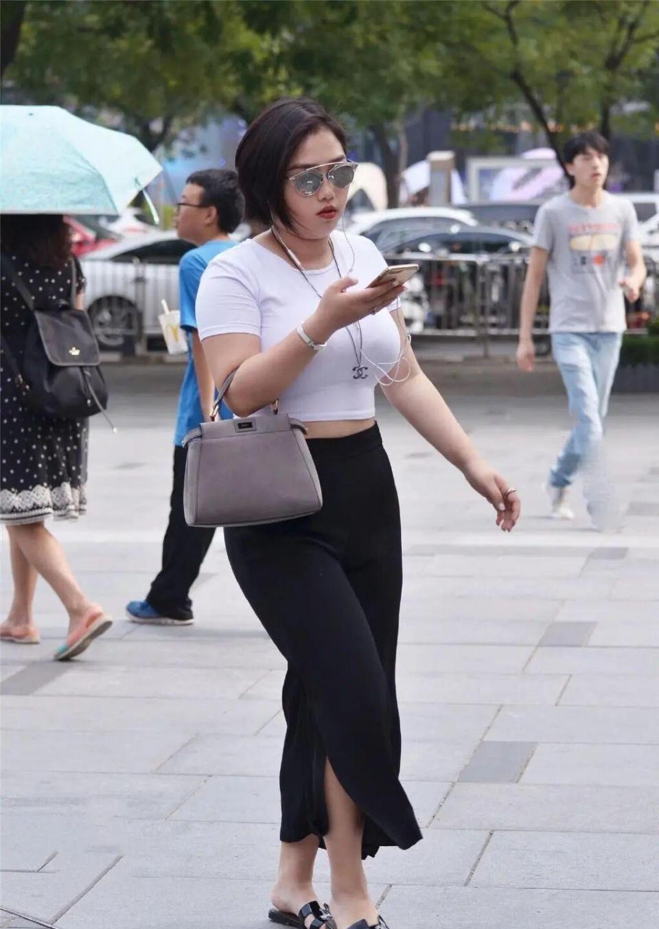 喜欢|美女街拍:微胖的北方美女,爸爸喜欢的类型,结婚后可能会有很多后代