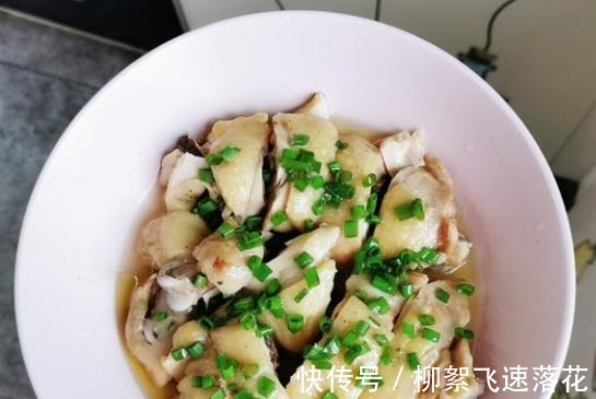 鸡肉别再炖汤了,教你1道“葱油鸡”,鸡肉嫩滑多汁,鲜香下饭!