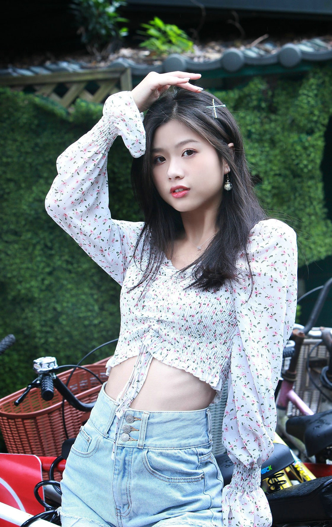 搭配|健美裤配白色无袖衫，显身材有气质，穿出了年轻人简约休闲风