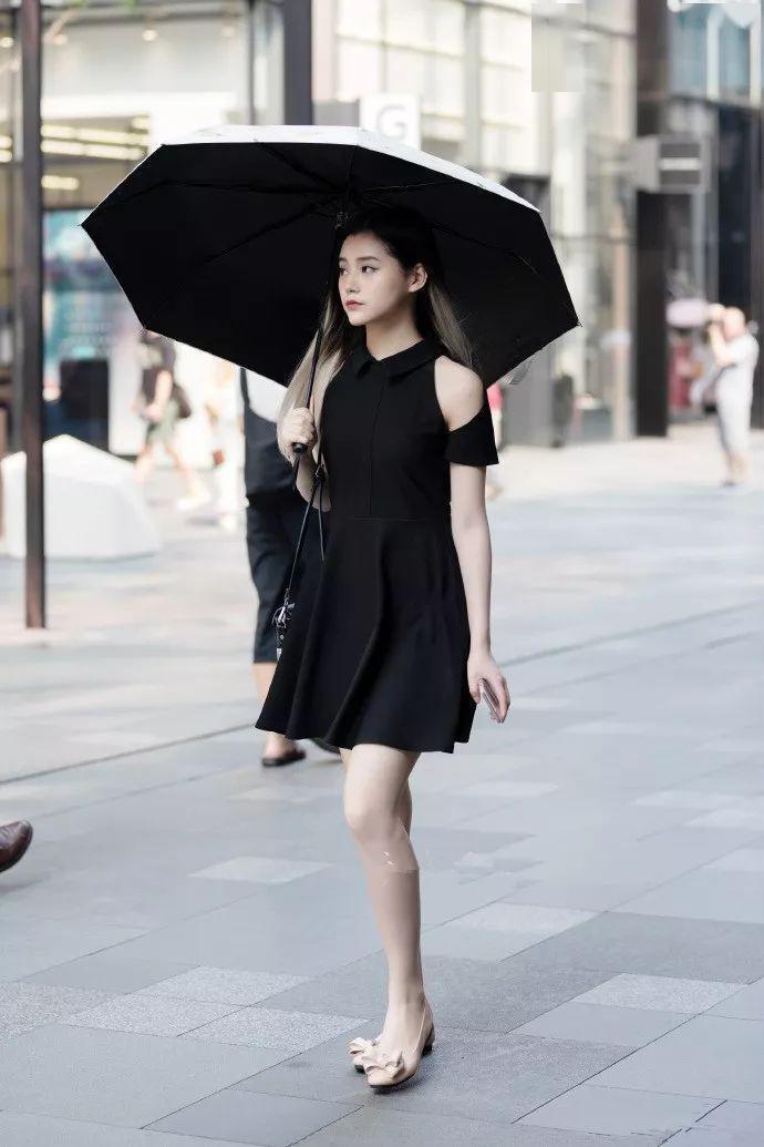 挂脖 小姐姐身穿挂脖连衣裙,脚踩浅口鞋,充满时尚的味道