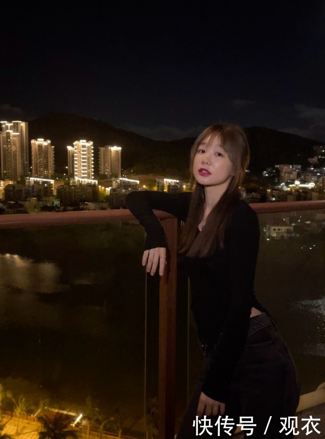 上衣 徐梦洁现在这么瘦了?黑色上衣故意剪掉两边,秀出腰围太让人羡慕