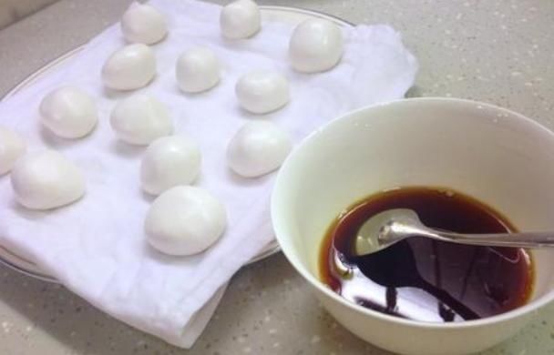 传统|糯米不做丸子了,教你传统老做法,放糖炒一炒,吃了还想吃