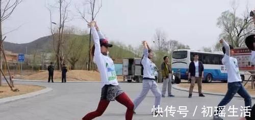 运动方式|跑步和散步,哪种运动方式更伤膝盖?用实验告诉你背后的真相