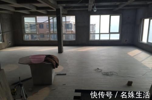 瓷砖|头次见有人装修这样铺地板的,太聪明了,起码能省一半人工钱