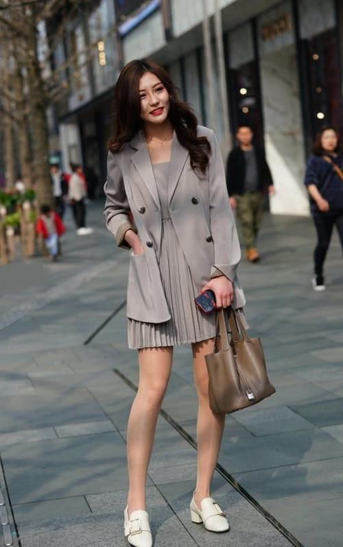 西装|建议女生西装别搭裤子，配上“扇子裙”洋气优雅，时尚又亮眼！