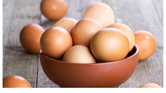 鸡蛋要不要放冰箱？分享一种保存技巧，简单实用，鸡蛋久放不易坏