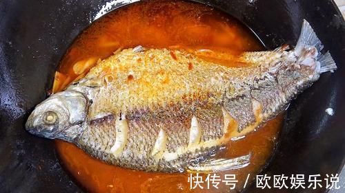 二荆条|煎鱼时,不要撒盐和用姜抹锅底,大厨教你一招,煎鱼不粘锅不破皮