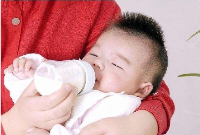 新生儿出生100天内,妈妈尽量少做3件事,对宝宝发育有好处