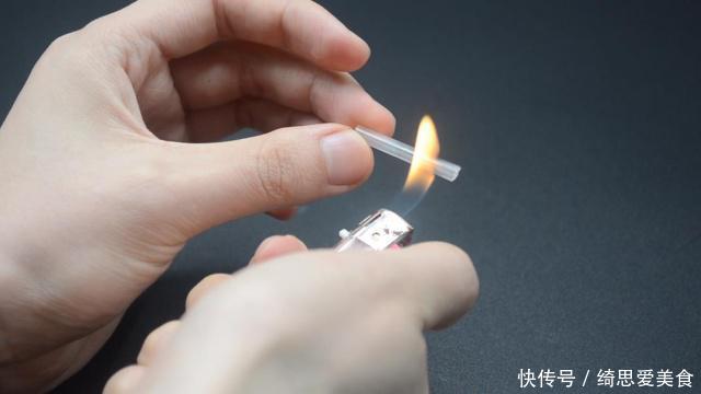 姑娘把笔芯缝在雨伞上，真是太聪明了，解决了困扰多年的难题