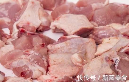 炖鸡汤时,先焯水还是直接炖教你正确方法,鸡汤鲜美好喝还不腥