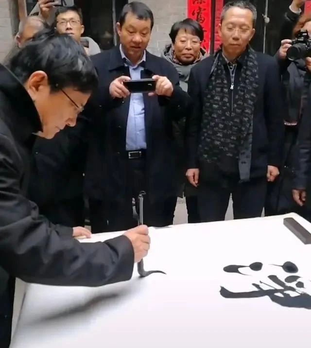 笔笔|“网红校长”郑强秀书法,字迹遒劲有力,端正大气,笔笔精彩