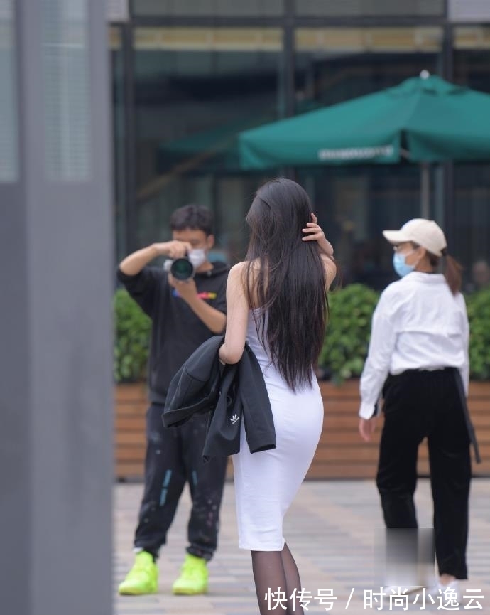 小姐姐 姑娘“无肩”白配黑,穿出独特的夏日魅力